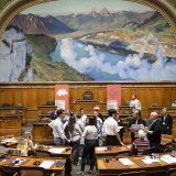 Les 100 Suisses choisis par tirage au sort pour siéger à l'Assemblée citoyenne ont tenu leur dernière séance ce week-end au Palais fédéral. KEYSTONE/ALESSANDRO DELLA VALLE